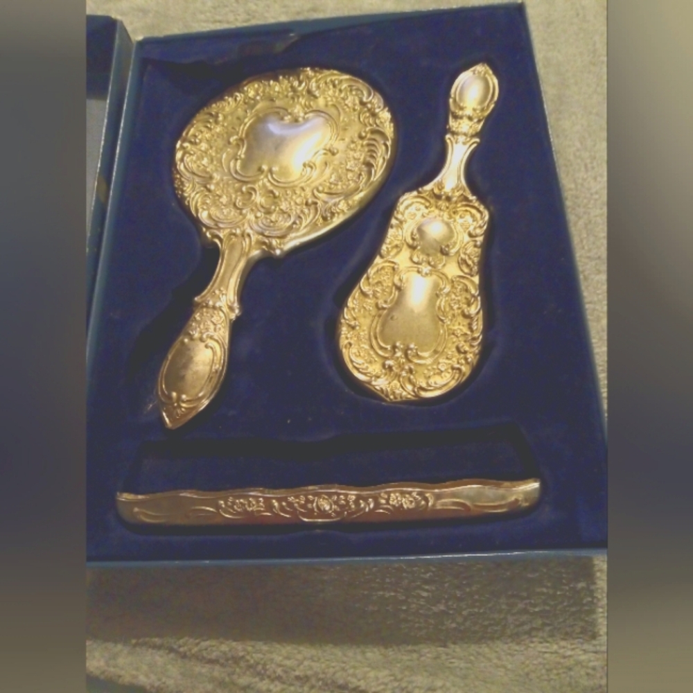 Vintage dresser set